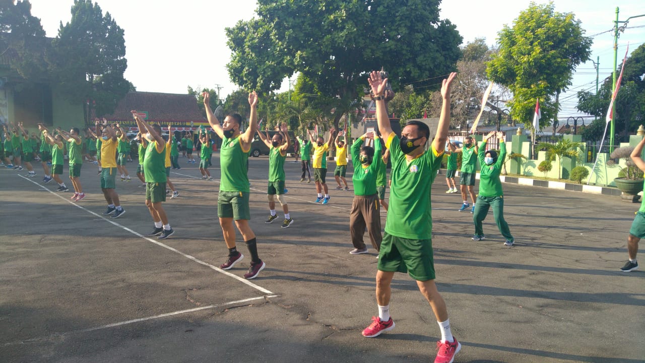 Jaga Kebugaran Tubuh, Prajurit Korem 073/Makutarama Laksanakan Lari Aerobik Bersama